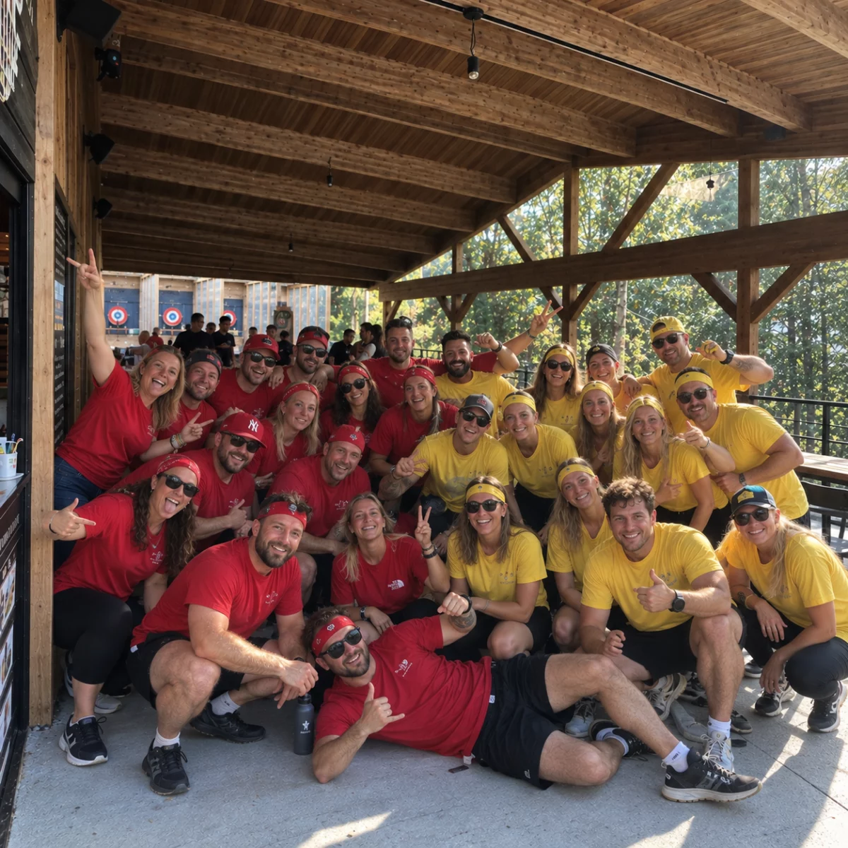 groupe de teambuilding en 2 équipes : une rouge et une jaune.