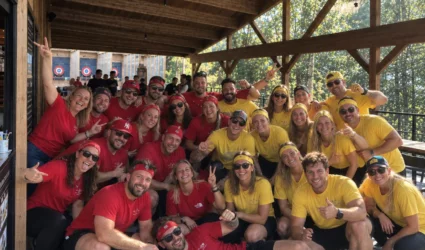 groupe de teambuilding en 2 équipes : une rouge et une jaune.
