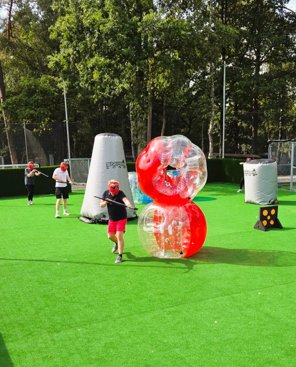 groupe jouant à l'archery tag