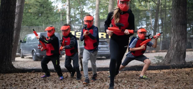 groupe d'enfant jouant au paintball enfant à malmedy