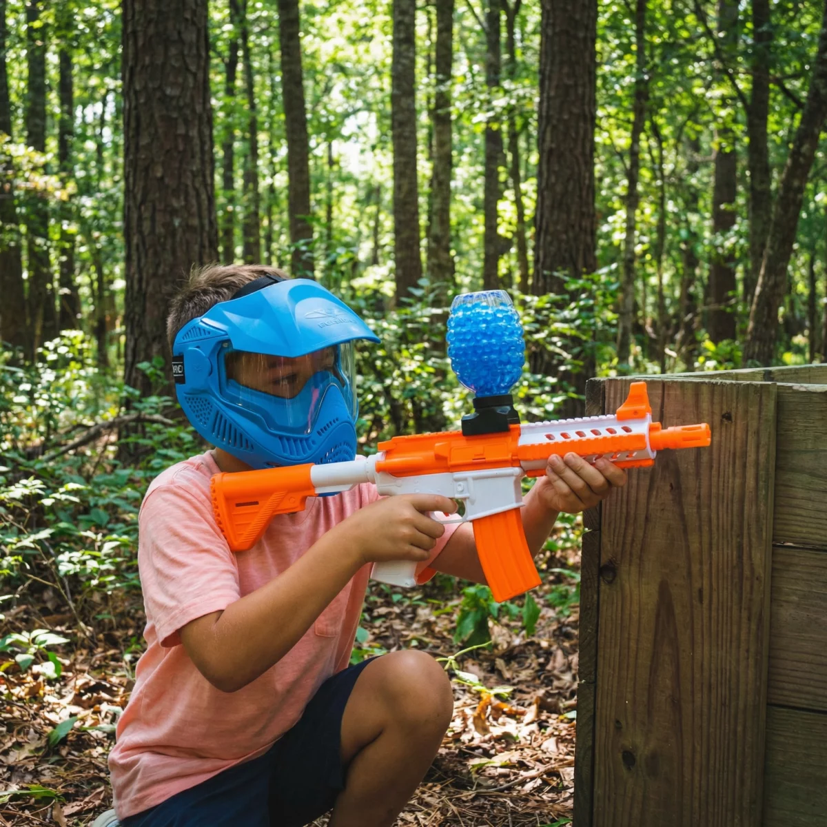 Enfant jouant au Gel Blaster