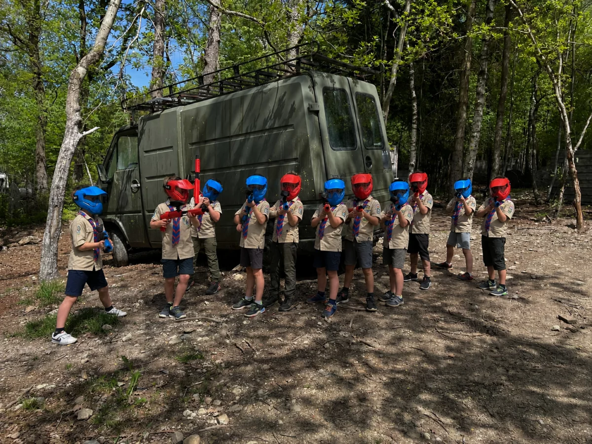 Groupe de jeunes scouts jouant au paintball kids