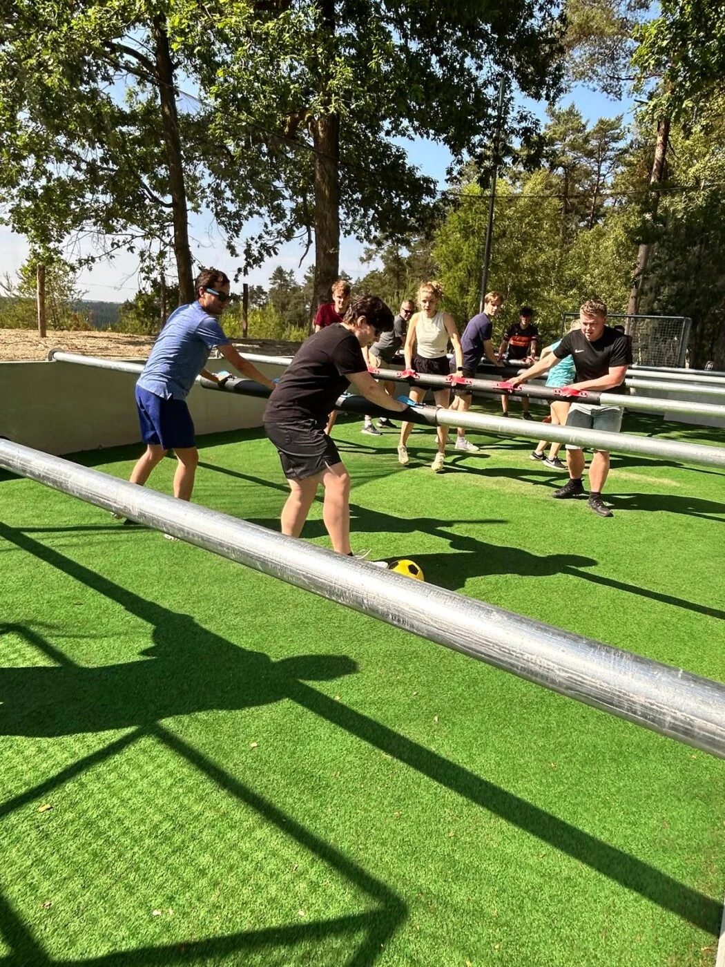 Partie de babyfoot humain