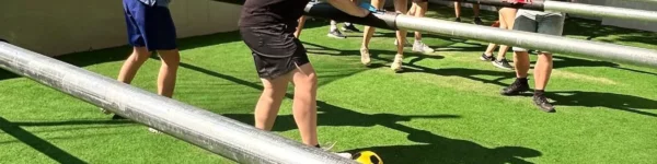 Partie de babyfoot humain