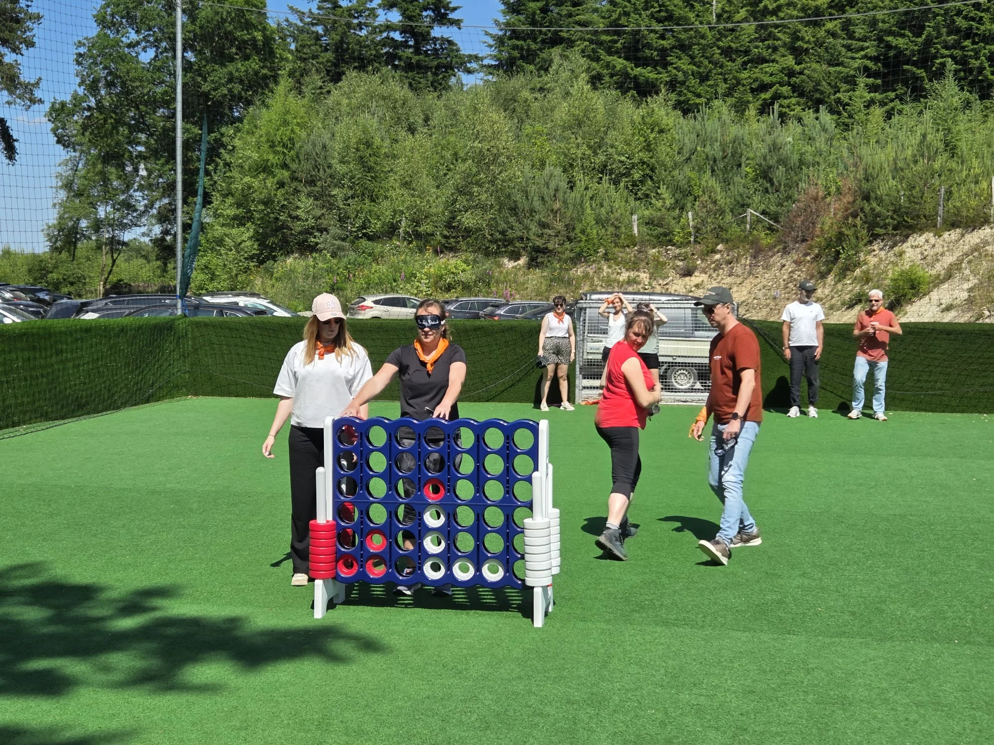 Groupe de teambuilding jouant à une activité avec un puissance 4 géant