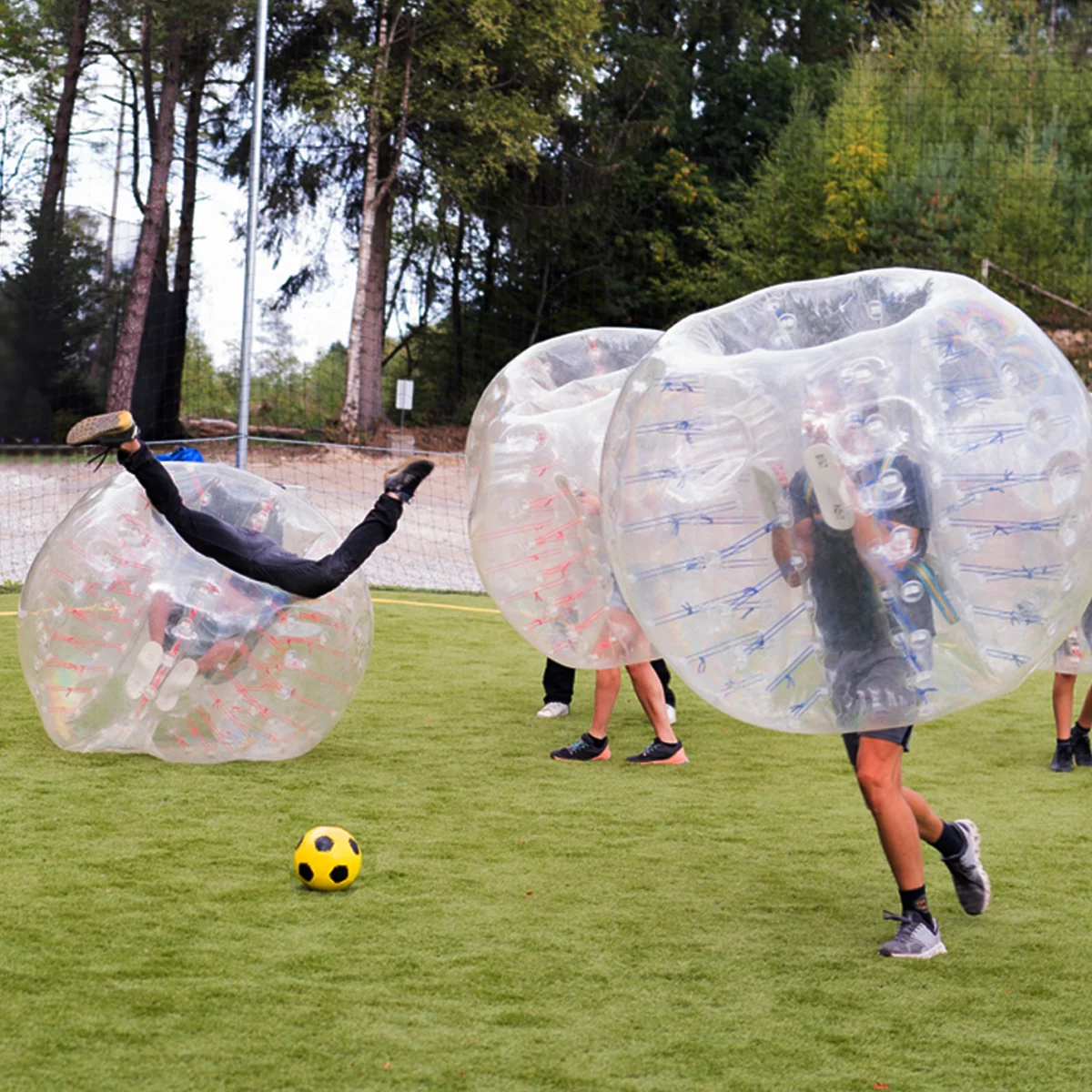 joueur de Bubble Soccer retourné