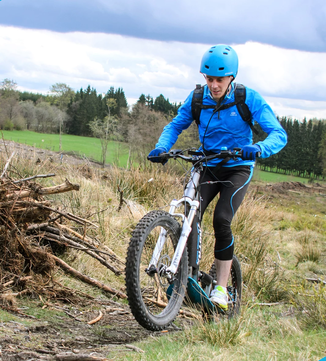 Participant à l'activité de Escoot dans les Hautes Fagnes
