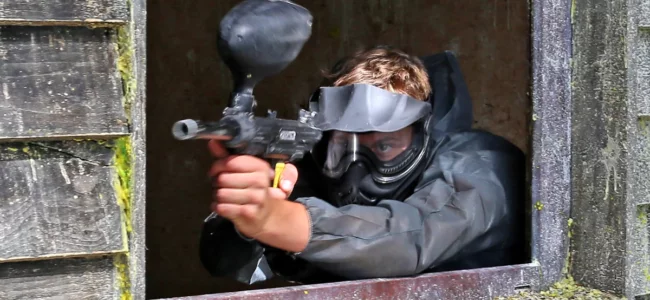 joueur de paintball prêt à tirer