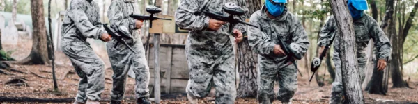 joueurs jouant au paintball traditionnel