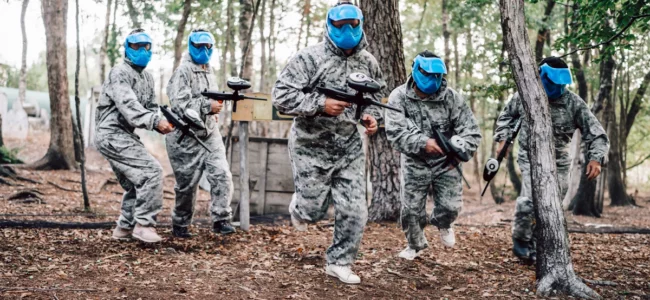 joueurs jouant au paintball traditionnel